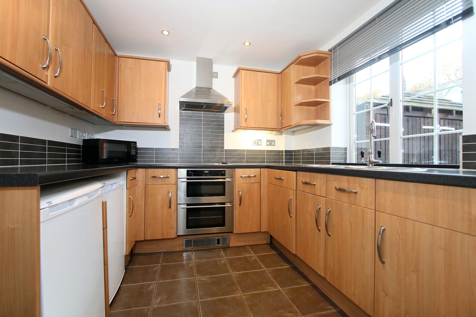 2 bed property in St James Court, Blakedown